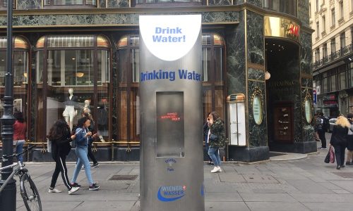 Mobile drinking fountain